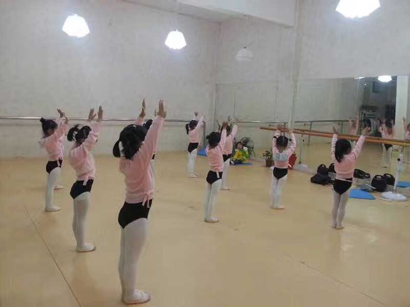 為什么舞蹈培訓(xùn)班要選擇專(zhuān)業(yè)舞蹈室地膠?