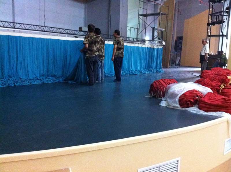 選擇塑膠地板應(yīng)該注意些什么呢?